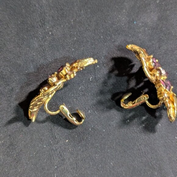 Vintage Coro Gold-Tone Clip-On Earrings With Purple Rhinestones Floral Design - Picture 4 of 7